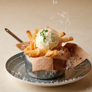サワークリームディップとパルミジャーノのフライドポテト