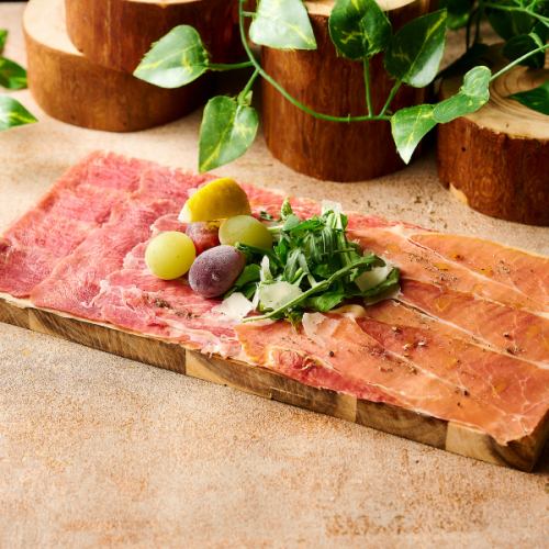 三種不同口味的義大利燻火腿