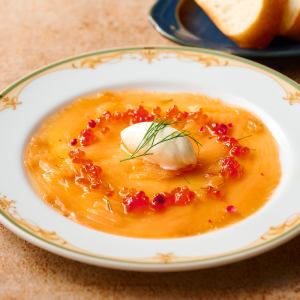 新鮮鮭魚醃料——蒔蘿、鮭魚籽和奶油——