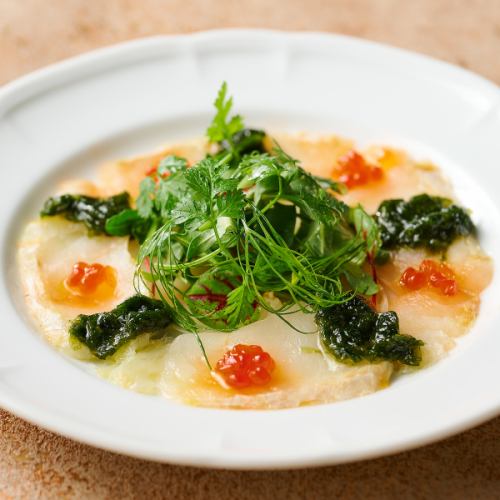 三陸比目魚和新鮮海藻薄片