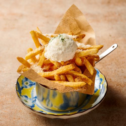 炸薯條配酸奶油沾醬和帕瑪森起司