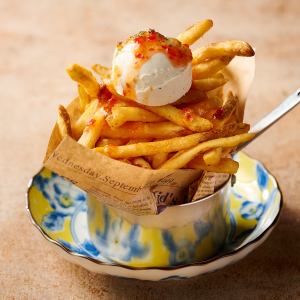 炸薯條配酸奶油和甜辣醬