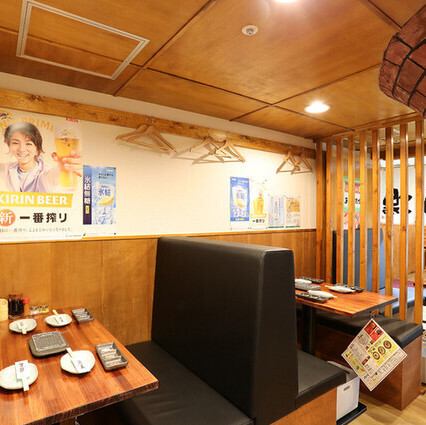 1階～３階までお席ご用意あります。人気のソファー席は全４人タイプのお部屋です。3名様からご利用可能ですので、ご予約はお早めにお願い致します。また、少人数でのご宴会にもご対応できます。団体様のご案内も可能です。お気軽にご相談ください。ご来店お待ちしております。全席喫煙可能です。