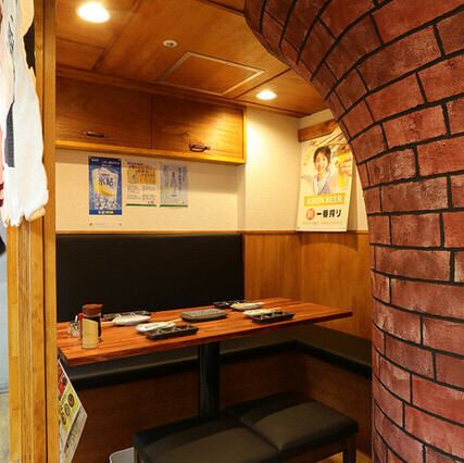 当店は全席喫煙可能となっております。また1階は25人～35人まで団体様可能。2階フロアーは貸し切り30人～40人まで貸し切り可能。3階は個室は8人様～MAX12人まで可能。皆様ご来店の際は、ぜひ一度ご相談ください。全席喫煙可能です。