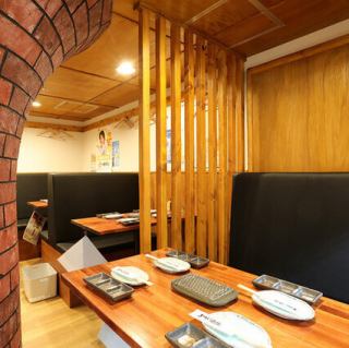 全席喫煙可能。落ち着いた雰囲気の店内でごゆっくり宴会をお楽しみください。ご家族でのお食事にも最適です。