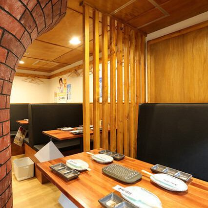 全席喫煙可能。落ち着いた雰囲気の店内でごゆっくり宴会をお楽しみください。ご家族でのお食事にも最適です。