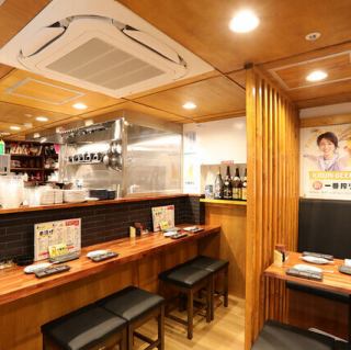 全席喫煙可能。目の前で調理する様子が見えるゆカウンター席。お一人様でも、カップルでもお気軽にご利用いただけるお店です。また、デートや記念日などの特別な日にもご好評いただいております。Xでのご宴会は是非当店で！ご予約お待ちしております。
