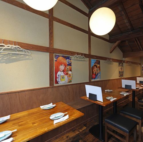 お仕事帰りのサク飲みや、ご友人とのお食事にもご活用しやすい雰囲気が魅力です。お料理やお酒に合うおつまみも多数あり。