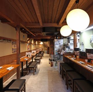 気の合う仲間との少人数宴会にぴったりな落ち着いた空間。創作串カツや貝出汁おでんなど、こだわりの料理と豊富なお酒で会話も弾むひとときを。周囲を気にせず、ゆったり楽しめる小規模宴会に最適なお店です。