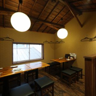 完全個室も完備。5名～10名様までの個室が1部屋ございます。少人数の宴会や接待、ちょっとした集まりにも最適です。落ち着いた空間で、こだわりの料理とお酒をゆったりと堪能。周囲を気にせず過ごせるのも嬉しいポイント。