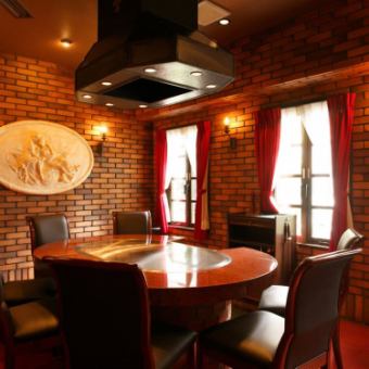 You can enjoy the best Kobe beef in a calm atmosphere.Spacious space is perfect for entertainment.Like ordinary table and counter seats, the chef cooks in front of you.When making a reservation please tell us by phone.
