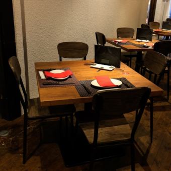 We have spacious table seats that can be used by 2 people to various numbers of people.Basically, it is a seat for 4 people, but depending on the case, it is possible to move the seat.Please feel free to contact us ♪
