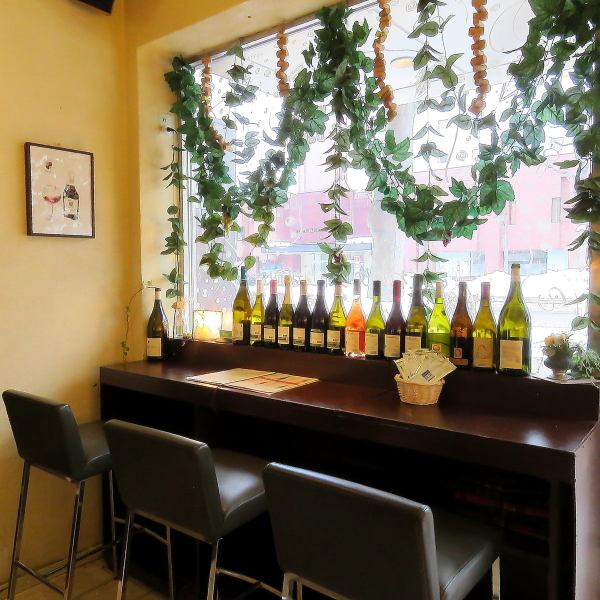 【店内飲食も可能】店内にはカウンター席とテーブル席をご用意しております。常時10本のワインを開封しております！0次会や2次会でのご利用はもちろん、気に入ったワインがあればボトルでのお買い求めも可能です♪