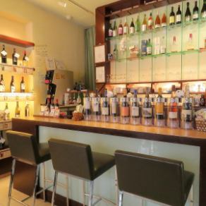 日替わりで10種類の有料試飲ワインが楽しめます♪ お気軽にご利用いただけるカウンター席。