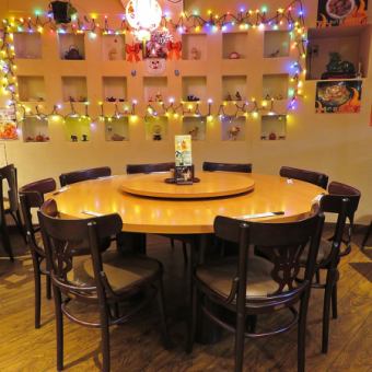 Roundtable which can be enclosed by 5 people up to 10 people ♪ It is best for drinking party and gathering with friends!