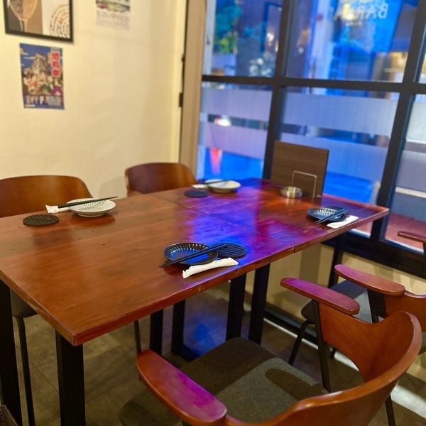 The spacious table seats are perfect for families, girls' nights, or drinking parties with colleagues.The large windows create a sense of openness, allowing you to relax while you enjoy your meal! Please come and enjoy the combination of food and alcohol from all over Japan.