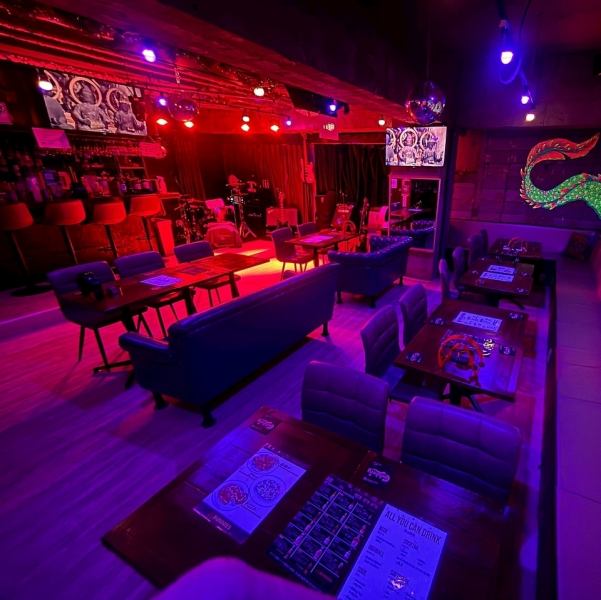 生演奏をバックに本格的なカラオケを心ゆくまでお楽しみいただけます！友人とお気に入りの曲を思いっきり歌ったり、新しい楽曲に挑戦したりストレス発散にもぴったり。まるでステージに立っているかのような、特別な体験を提供します。美しい音楽とともに、あなたの歌声を響かせてみませんか？素敵な思い出を作りましょう！