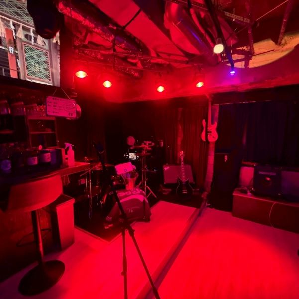 【生演奏をバックに本格カラオケが楽しめるお店】