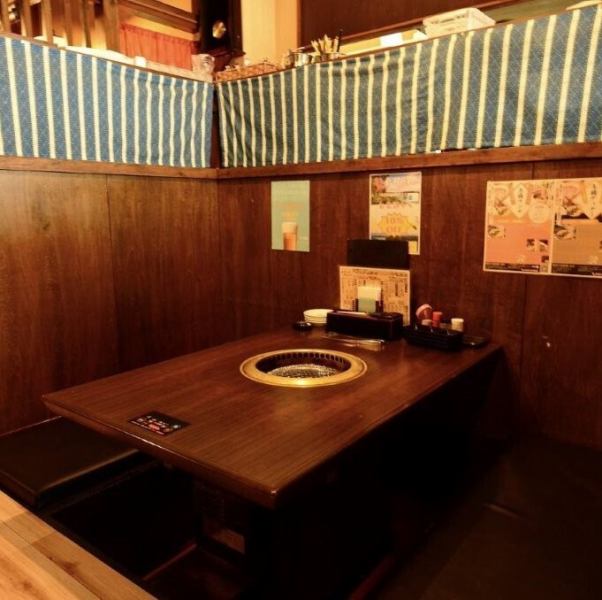 スタッフ一同、沖縄らしい暖かみのある接客を心がけており、初めての方でもホッとするような居心地の良い空間です。観光のお客様からの沖縄食材や地域に関する質問にも丁寧にお答えします。オリオンビールや泡盛を片手に、美味しいお肉とスタッフとの会話を楽しみながら、沖縄の夜をトコトン満喫していただけます。