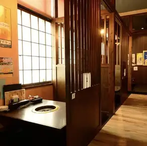 プライベート感抜群！お祝いやデートにも最適な半個室！周りの目を気にせず、大切な方との会話とお食事に集中できる居心地の良い半個室空間です。全席禁煙でクリーンな環境のため、小さなお子様連れのご家族や、記念日・デートといった特別な日のディナーにも安心してご利用いただけます。リラックスできる掘りごたつ仕様。
