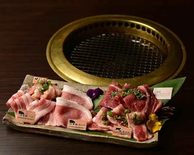 【極上肉を堪能】我那覇の彩り3種盛り◆自慢の味をお得に楽しめる盛り合わせメニュー！