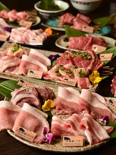 新鮮お肉をご用意してご来店をお待ちしています✨
沖縄県名護市【焼肉乃我那覇】です!
精肉店直送の鮮度が良いお肉をご提供しています✨️
当店では、沖縄を代表するブランド肉が勢揃い!
旨味と甘みが凝縮された【島豚あぐー】、極上の霜降りを誇る【石垣牛】、そして厳選された【沖縄県産和牛】を贅沢に食べ比べできちゃいます🤤
お席は【全席炭火グリル完備】🔥
炭火の遠赤外線効果で、極上肉の旨味をぎゅっと閉じ込め、ジューシーで香ばしい最高の焼き上がりに。
美味しいお肉と一緒に楽しめる【飲み放題プラン】もご用意しているので、ご家族はもちろん、模合や沖縄観光のディナーにもぴったり🍻
今夜は沖縄の絶品肉を囲んで、最高の時間を過ごしませんか?
皆様のご来店を心よりお待ちしております!
#名護焼肉 #名護グルメ #名護ディナー #沖縄焼肉 #沖縄グルメ
【Photo by @shinnosuke_yasui0110 】
Welcome to Yakiniku no Ganaha in Nago, Okinawa!
We serve ultra-fresh meat delivered straight from our butcher shop! ✨
We offer a spectacular lineup of Okinawa's finest premium meats!
Enjoy a luxurious taste comparison of our flavorful and sweet "Shimabuta Agu" pork, the beautifully marbled "Ishigaki Beef," and carefully selected "Okinawan Wagyu Beef." 🤤
Every table is equipped with a charcoal grill! 🔥
The far-infrared effect of the charcoal locks in the juices and flavors, grilling the premium meat to juicy, aromatic perfection.
We also offer an all-you-can-drink plan to enjoy alongside our delicious meats, making it perfect for families, gatherings with friends, and sightseeing dinners in Okinawa! 🍻
Why not wrap up your night with Okinawa's finest meats and have an unforgettable time?
We sincerely look forward to welcoming you!
歡迎光臨位於沖繩縣名護市的【燒肉乃我那霸】!
我們為您提供由精肉店直供、新鮮度絕佳的高品質肉品✨
本店匯集了代表沖繩的各大頂級品牌肉!
您可以盡情奢侈地品嚐對比:鮮美甘甜的【島豬阿古豬(Agu)】、擁有極品大理石花紋的【石垣牛】,以及嚴格精選的【沖繩縣產和牛】🤤
所有席位均【配備全套炭火烤爐】🔥
利用炭火的遠紅外線效果,牢牢鎖住頂級肉質的美味,烤出多汁香濃的完美口感。
我們還準備了可與美味烤肉一同享用的【暢飲套餐(All-you-can-drink)】,不僅適合家庭聚餐,也是朋友聚會或沖繩觀光晚餐的絕佳選擇🍻
今晚,不妨和大家一起圍坐在沖繩的絕品烤肉旁,度過一段最美好的時光吧?
我們衷心期待您的光臨!
오키나와현 나고시에 위치한 【야키니쿠 노 가나하】입니다!
정육점 직송으로 신선도가 뛰어난 고기를 제공하고 있습니다✨
저희 매장에는 오키나와를 대표하는 브랜드 육류가 총집합!
감칠맛과 달콤함이 응축된 【시마부타 아구(흑돼지)】, 극상의 마블링을 자랑하는 【이시가키 규(소고기)】, 그리고 엄선된 【오키나와현산 와규】를 사치스럽게 비교하며 드실 수 있습니다🤤
모든 좌석에는 【참숯 그릴 완비】🔥
참숯의 원적외선 효과로 극상 고기의 육즙과 감칠맛을 꽉 가두어, 촉촉하고 향긋한 최고의 구이를 맛보실 수 있습니다.
맛있는 고기와 함께 즐길 수 있는 【무제한 리필 음료(노미호다이) 플랜】도 준비되어 있어, 가족 모임은 물론 친구들과의 모임이나 오키나와 관광 디너에도 안성맞춤입니다🍻
오늘 밤은 오키나와의 명품 고기를 둘러싸고 최고의 시간을 보내시는 건 어떨까요?
여러분들의 방문을 진심으로 기다리고 있겠습니다!