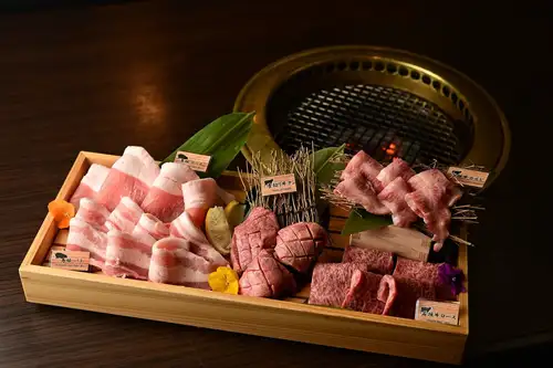 最高級盛り合わせ!【極】石垣牛とあぐー豚のプレミアム盛り✨
沖縄県名護市【焼肉乃我那覇】です!
精肉店直送の鮮度が良いお肉をご提供しています✨️
当店では、沖縄を代表するブランド肉が勢揃い!
旨味と甘みが凝縮された【島豚あぐー】、極上の霜降りを誇る【石垣牛】、そして厳選された【沖縄県産和牛】を贅沢に食べ比べできちゃいます🤤
お席は【全席炭火グリル完備】🔥
炭火の遠赤外線効果で、極上肉の旨味をぎゅっと閉じ込め、ジューシーで香ばしい最高の焼き上がりに。
美味しいお肉と一緒に楽しめる【飲み放題プラン】もご用意しているので、ご家族はもちろん、模合や沖縄観光のディナーにもぴったり🍻
今夜は沖縄の絶品肉を囲んで、最高の時間を過ごしませんか?
皆様のご来店を心よりお待ちしております!
#名護焼肉 #名護グルメ #名護ディナー #沖縄焼肉 #沖縄グルメ
【Photo by @shinnosuke_yasui0110 】
Welcome to Yakiniku no Ganaha in Nago, Okinawa!
We serve ultra-fresh meat delivered straight from our butcher shop! ✨
We offer a spectacular lineup of Okinawa's finest premium meats!
Enjoy a luxurious taste comparison of our flavorful and sweet "Shimabuta Agu" pork, the beautifully marbled "Ishigaki Beef," and carefully selected "Okinawan Wagyu Beef." 🤤
Every table is equipped with a charcoal grill! 🔥
The far-infrared effect of the charcoal locks in the juices and flavors, grilling the premium meat to juicy, aromatic perfection.
We also offer an all-you-can-drink plan to enjoy alongside our delicious meats, making it perfect for families, gatherings with friends, and sightseeing dinners in Okinawa! 🍻
Why not wrap up your night with Okinawa's finest meats and have an unforgettable time?
We sincerely look forward to welcoming you!
歡迎光臨位於沖繩縣名護市的【燒肉乃我那霸】!
我們為您提供由精肉店直供、新鮮度絕佳的高品質肉品✨
本店匯集了代表沖繩的各大頂級品牌肉!
您可以盡情奢侈地品嚐對比:鮮美甘甜的【島豬阿古豬(Agu)】、擁有極品大理石花紋的【石垣牛】,以及嚴格精選的【沖繩縣產和牛】🤤
所有席位均【配備全套炭火烤爐】🔥
利用炭火的遠紅外線效果,牢牢鎖住頂級肉質的美味,烤出多汁香濃的完美口感。
我們還準備了可與美味烤肉一同享用的【暢飲套餐(All-you-can-drink)】,不僅適合家庭聚餐,也是朋友聚會或沖繩觀光晚餐的絕佳選擇🍻
今晚,不妨和大家一起圍坐在沖繩的絕品烤肉旁,度過一段最美好的時光吧?
我們衷心期待您的光臨!
오키나와현 나고시에 위치한 【야키니쿠 노 가나하】입니다!
정육점 직송으로 신선도가 뛰어난 고기를 제공하고 있습니다✨
저희 매장에는 오키나와를 대표하는 브랜드 육류가 총집합!
감칠맛과 달콤함이 응축된 【시마부타 아구(흑돼지)】, 극상의 마블링을 자랑하는 【이시가키 규(소고기)】, 그리고 엄선된 【오키나와현산 와규】를 사치스럽게 비교하며 드실 수 있습니다🤤
모든 좌석에는 【참숯 그릴 완비】🔥
참숯의 원적외선 효과로 극상 고기의 육즙과 감칠맛을 꽉 가두어, 촉촉하고 향긋한 최고의 구이를 맛보실 수 있습니다.
맛있는 고기와 함께 즐길 수 있는 【무제한 리필 음료(노미호다이) 플랜】도 준비되어 있어, 가족 모임은 물론 친구들과의 모임이나 오키나와 관광 디너에도 안성맞춤입니다🍻
오늘 밤은 오키나와의 명품 고기를 둘러싸고 최고의 시간을 보내시는 건 어떨까요?
여러분들의 방문을 진심으로 기다리고 있겠습니다!