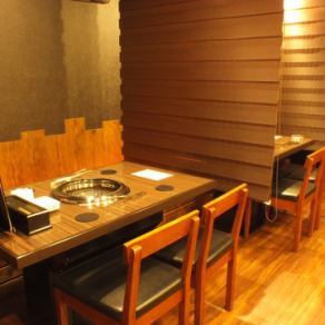 全席に仕切りがあり、プライベート飲みにも使え、少人数宴会にも使えます。お気軽にお問合せ下さい。