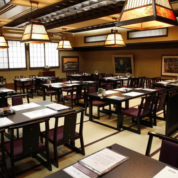 【有包間/榻榻米◎】除了鰻魚料理外，還有使用時令食材的日式料理和套餐。平靜的店內設有桌席、包間、大型宴會廳。大約有350個座位，請根據您的私人場景使用。