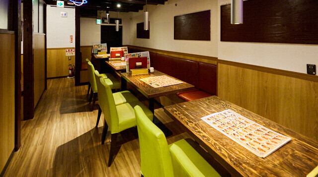 広々としたテーブル席がございます。店内はどなたでも気軽にくつろいで食事をお楽しみいただけるような、明るい雰囲気を大切にしています。
