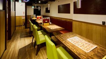 流行のK-POPが流れる店内は、どなたでも入店しやすいレトロなデザインを意識しました。テーブルのお席は、ご家族やご友人同士でのお食事にぴったりです！