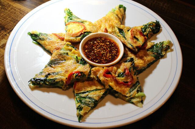 カリカリ食感に焼き上げたおいしい海鮮チヂミ