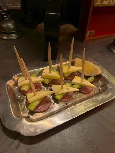 チーズとサラミのおつまみ