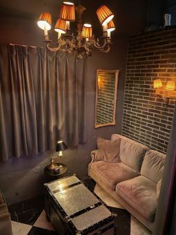 ゆったりくつろげるソファー席をご用意！こちらは半個室になっておりカップルはもちろん、親しいご友人との会話を楽しむのにもぴったりです！