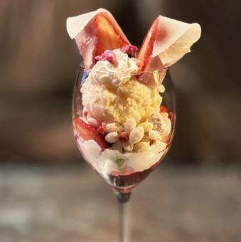 【期間限定夜パフェ】桜薫る、抹茶と苺のイースターパフェ