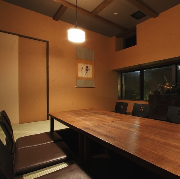 [Private space] Normally, the capacity is 8 people, and if you add an auxiliary table, there is also a complete private room that can accommodate up to 10 people.It is a discerning space that incorporates Korean old folk house elements while using the motif of "Japanese"! Enjoy a relaxing meal without worrying about the surroundings ◎