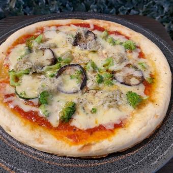 Tomato sauce pizza with boiled whitebait and seasonal vegetables