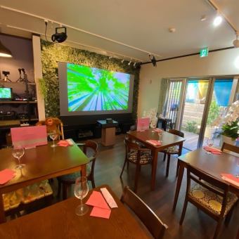 ≪Small groups ~ OK! 6 people ~ Charter is welcome≫ Equipped with facilities such as a 100-inch giant screen, microphones, and a video camera that allows you to keep memories of the day.