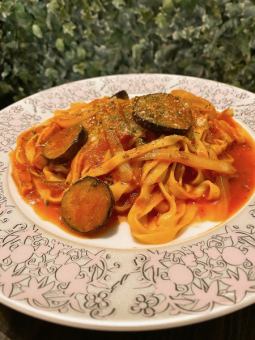 Tomato sauce pasta with eggplant and bacon