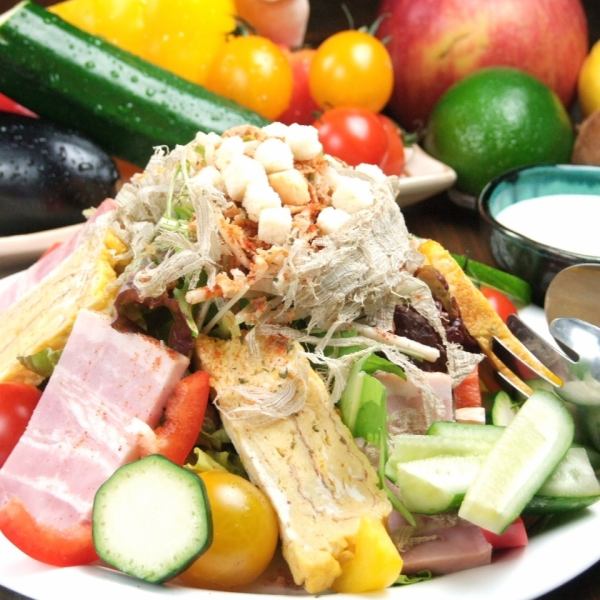 新鮮な野菜を使用しているサラダ