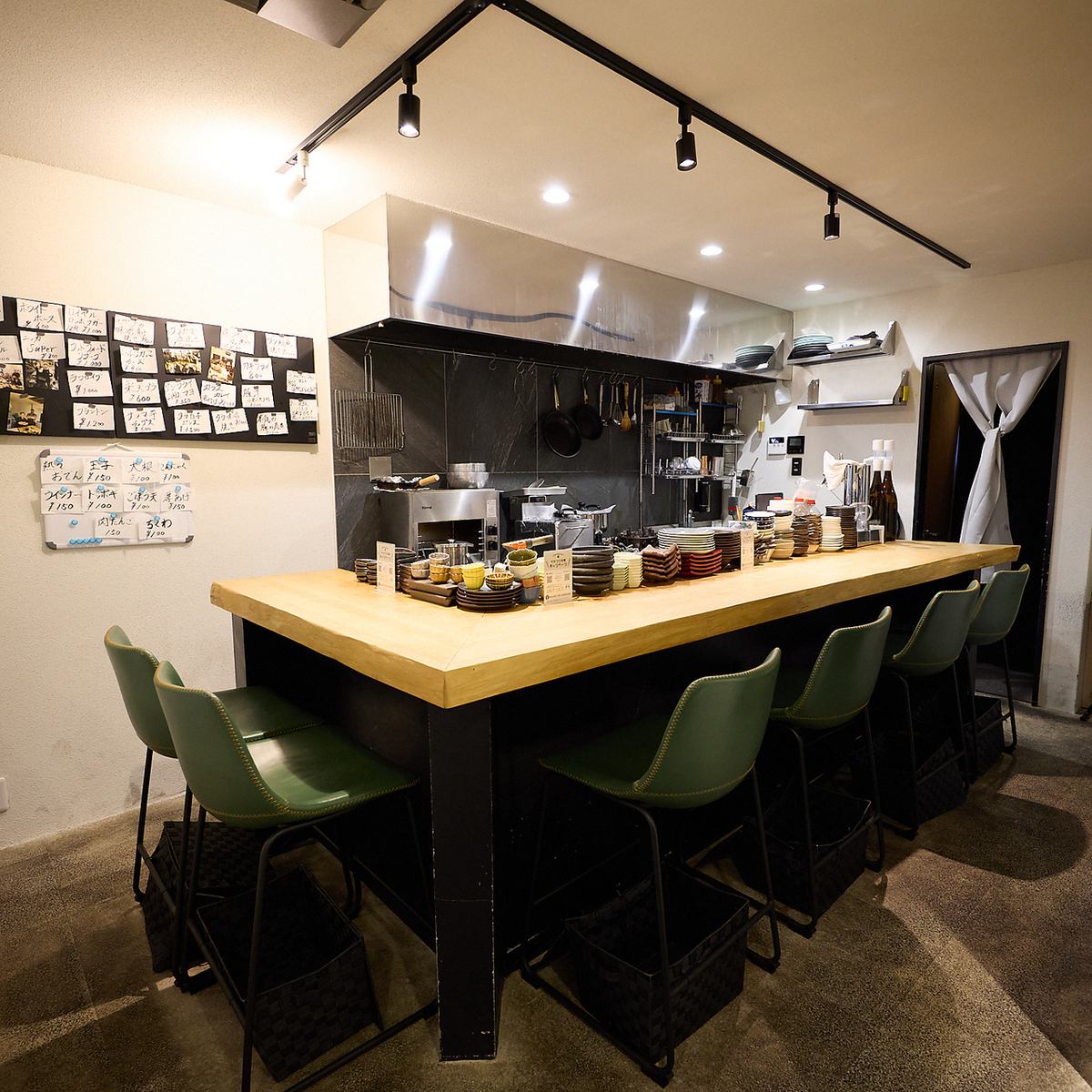 落ち着きのある店内でお食事をお楽しみいただけます