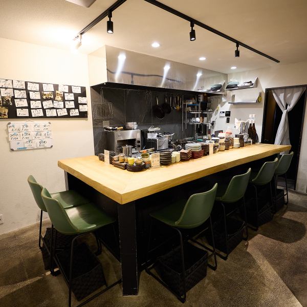 1階には調理の様子を間近で楽しめる、木の温もり溢れるカウンター席を6席ご用意。お仕事帰りの一杯や、気ままな一人飲みにも心地よい距離感です。洗練されたモダンな空間ながら、どこかホッとさせてくれる温かい灯りが、一日の疲れを優しく癒してくれます。店主との会話もスパイスに、贅沢な時間をお過ごしください。