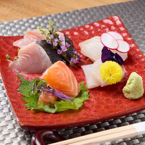 【市場直送の輝く鮮度】料理長の確かな目利きが光る!彩り豊かな「本日のお造り盛り合わせ」