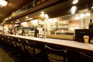 カウンターは全部で10席ございます。カウンターは大将やスタッフとの会話を楽しめる他、大将が手際良く調理するところも眺めることができる特等席ともなっています。お一人でゆっくりされたい方もぜひどうぞ。おすすめの日本酒はぜひスタッフにお尋ねください。