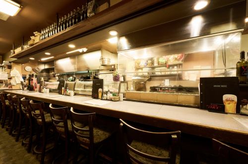 カウンターは全部で10席ございます。カウンターは大将やスタッフとの会話を楽しめる他、大将が手際良く調理するところも眺めることができる特等席ともなっています。お一人でゆっくりされたい方もぜひどうぞ。おすすめの日本酒はぜひスタッフにお尋ねください。