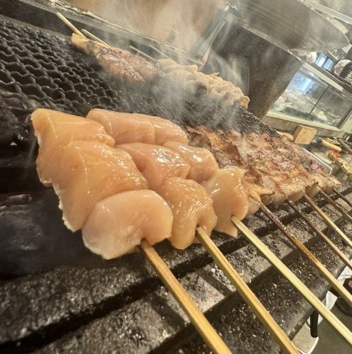 備長炭で焼き上げる焼鳥