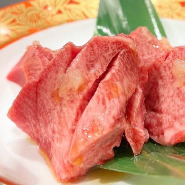 You can enjoy the everyone's favorite "thick-sliced tongue", the standard "kalbi, tongue, skirt steak", and rare heifer beef at reasonable prices.