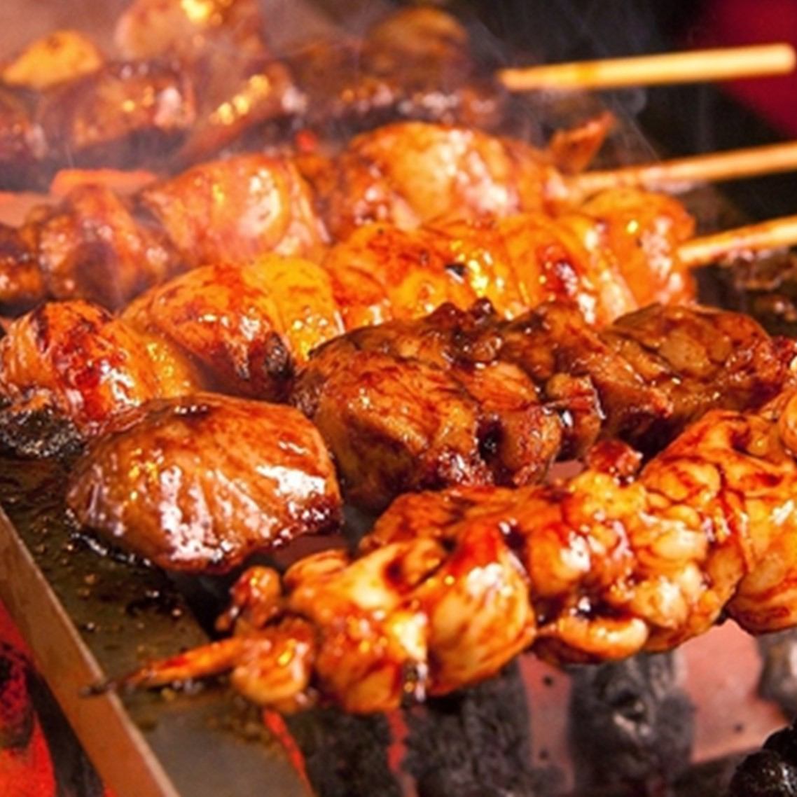 朝〆店仕込みの炭火で焼く焼き鳥、もつ焼き1本180円～ご用意！