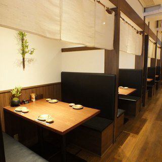 【4名様で使える半個室席も多数完備！】間接照明が柔らかく、気持ちもなごみます。落ち着いた雰囲気でお食事をお楽しみいただける人気のお席となっております。木村屋名物の博多もつ鍋やしゃぶしゃぶなどの自慢の料理を、ごゆっくりどうぞ。