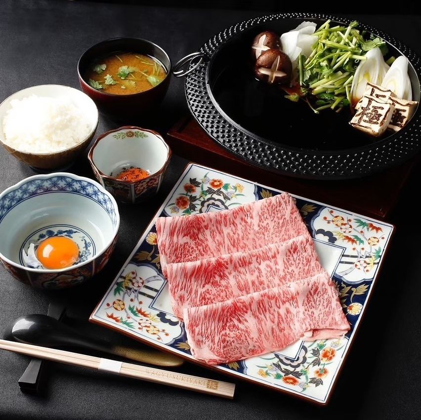 【新宿駅徒歩1分】A5和牛サーロインのセルフすき焼きやトリュフ卵かけご飯を堪能。